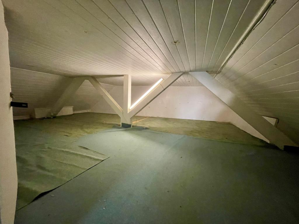 Lot: 130 - DETACHED MIXED USE PROPERTY WITH MOORINGS AT REAR - Loft storage